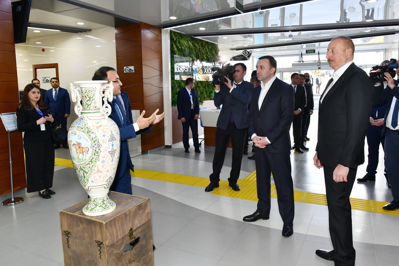 İlham Əliyev və Qaribaşvili Qəbələ “ASAN xidmət“ mərkəzində - FOTO