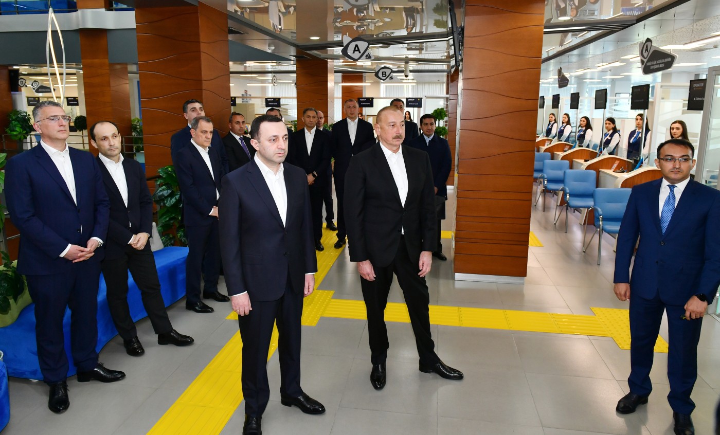 İlham Əliyev və Qaribaşvili Qəbələ “ASAN xidmət“ mərkəzində - FOTO