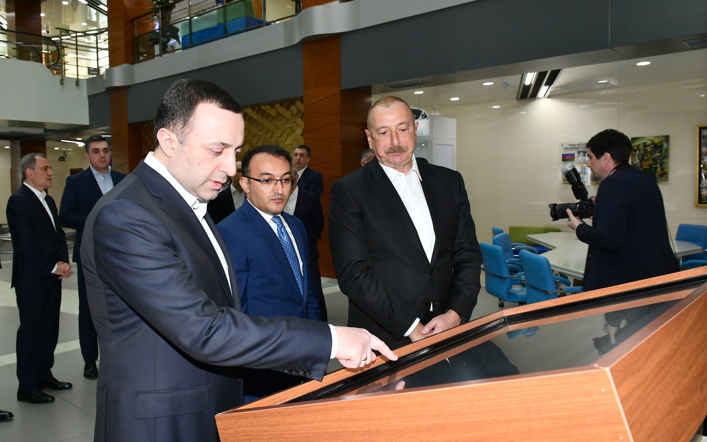 İlham Əliyev və Qaribaşvili Qəbələ “ASAN xidmət“ mərkəzində - FOTO