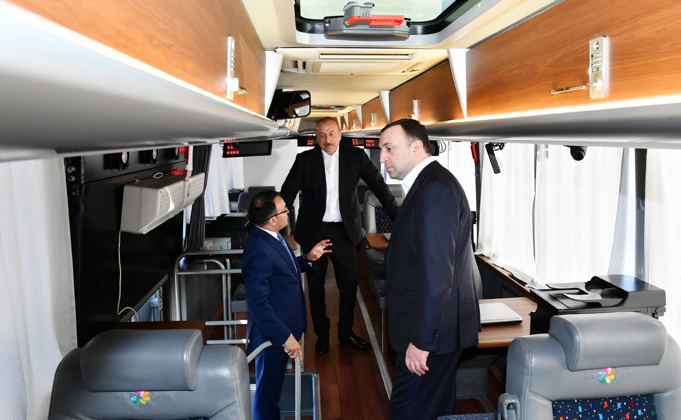 İlham Əliyev və Qaribaşvili Qəbələ “ASAN xidmət“ mərkəzində - FOTO