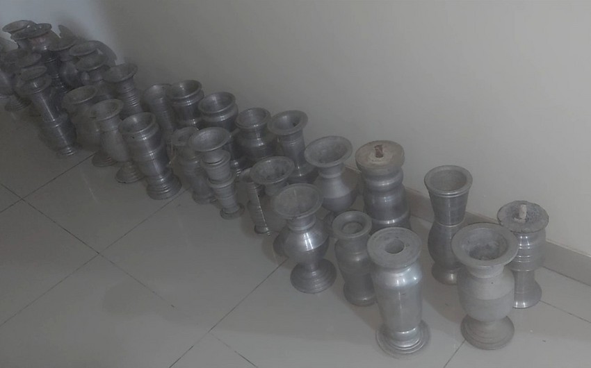 Qəbiristanlıqdakı güldanları oğurladı - FOTO