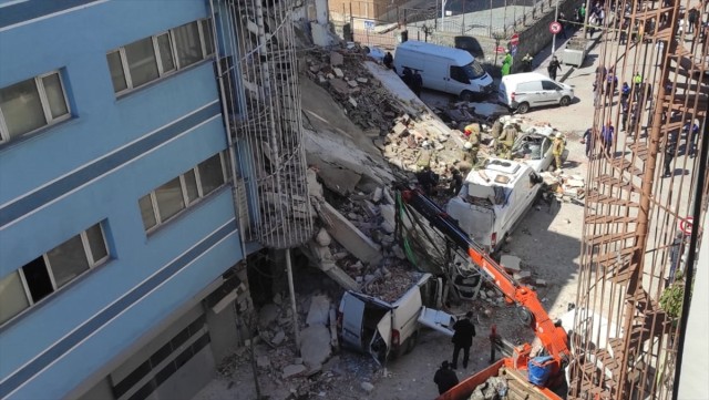 İstanbulda 5 mərtəbəli boş bina çökdü - Yaralanan var (FOTO)
