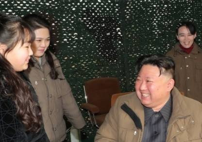 Kim Çen In qızı ilə birlikdə ballistik raketin sınağını izlədi - FOTO