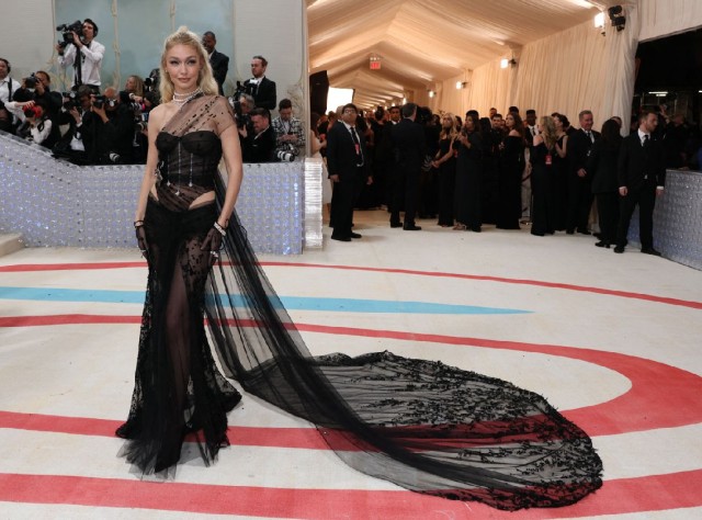 Qala gecəsində geyimləri ilə diqqət çəkdilər - FOTOLAR