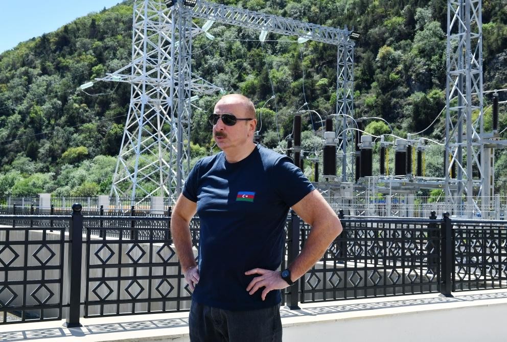 İlham Əliyev “Sarıqışlaq” Su Elektrik Stansiyasında tikinti işlərinin gedişi ilə tanış olub - FOTOLAR