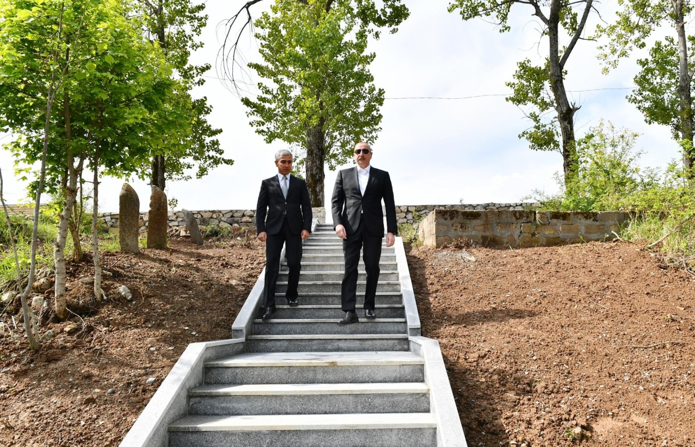 İlham Əliyev Cıdır düzündə Mir Möhsün Nəvvab Qarabağinin məzarını ziyarət etdi