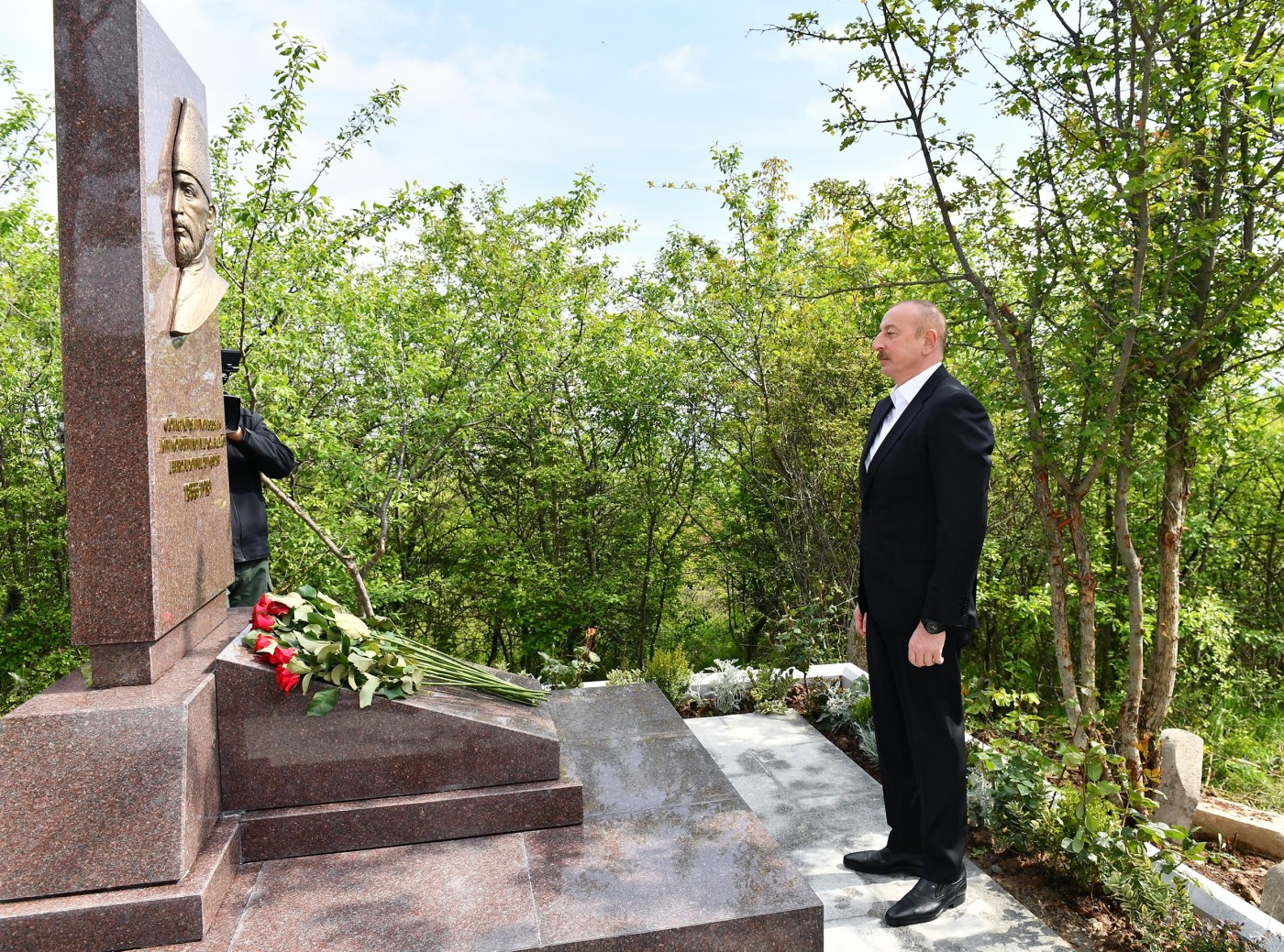 İlham Əliyev Cıdır düzündə Mir Möhsün Nəvvab Qarabağinin məzarını ziyarət etdi