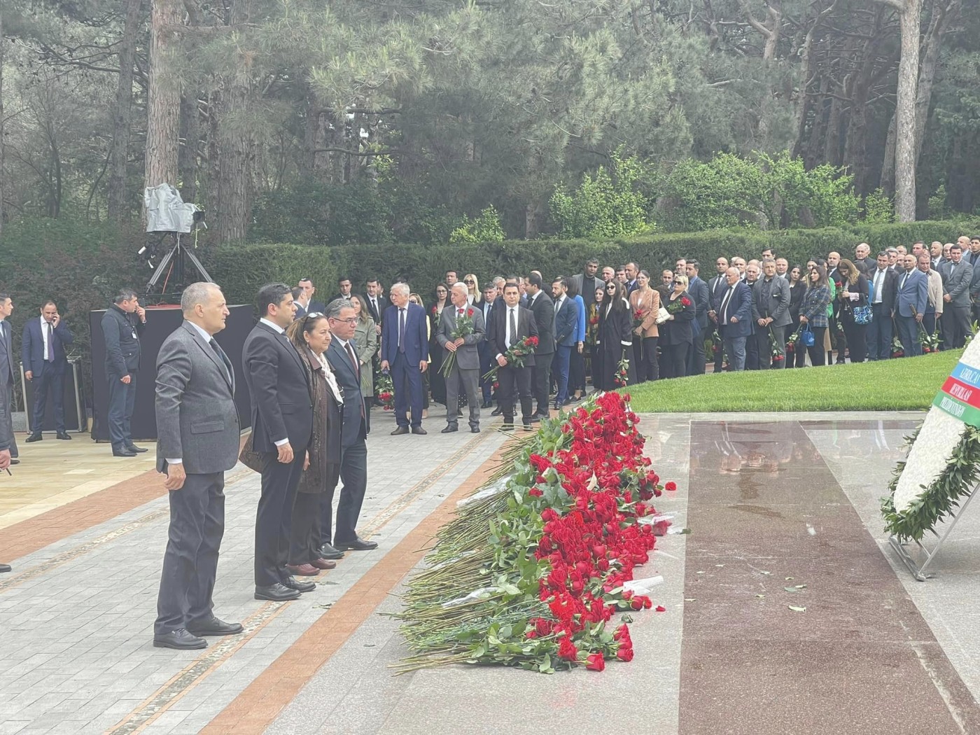 MEDİA-nın kollektivi Heydər Əliyevin məzarını ziyarət etdi - FOTOLAR
