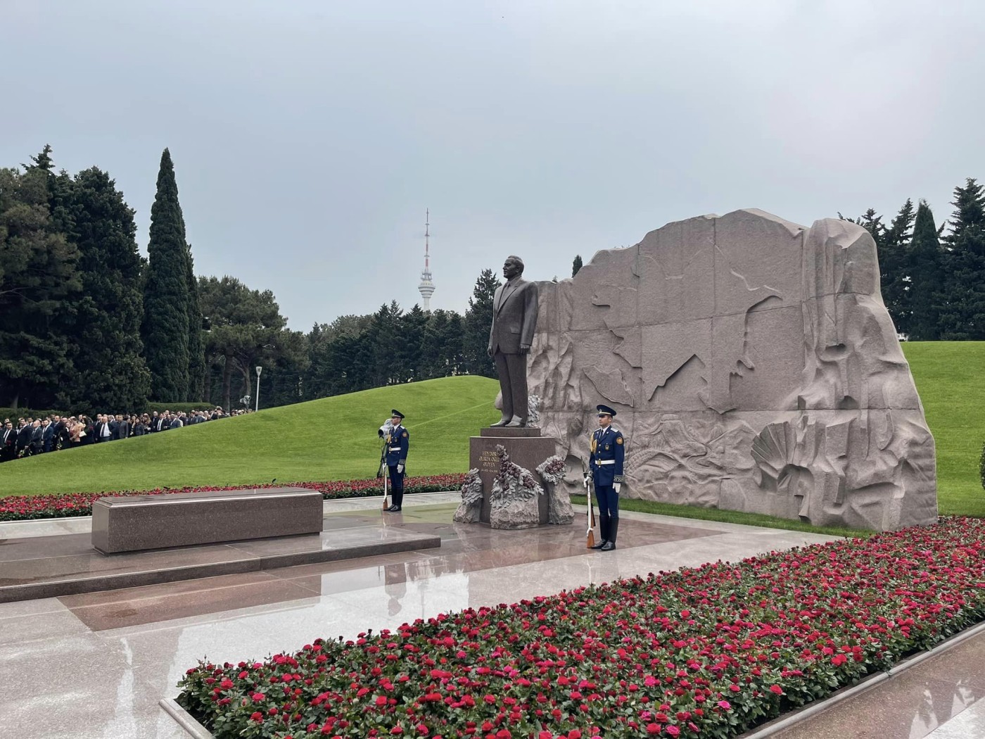 MEDİA-nın kollektivi Heydər Əliyevin məzarını ziyarət etdi - FOTOLAR