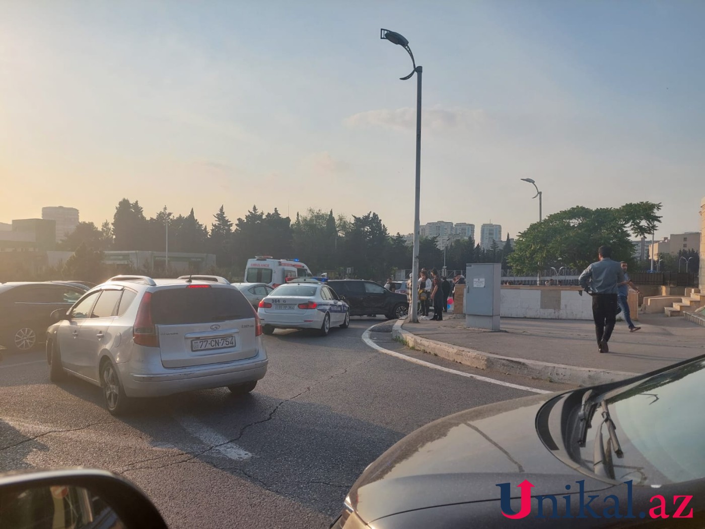 "Mitsubishi" qəzaya uğradı - FOTO