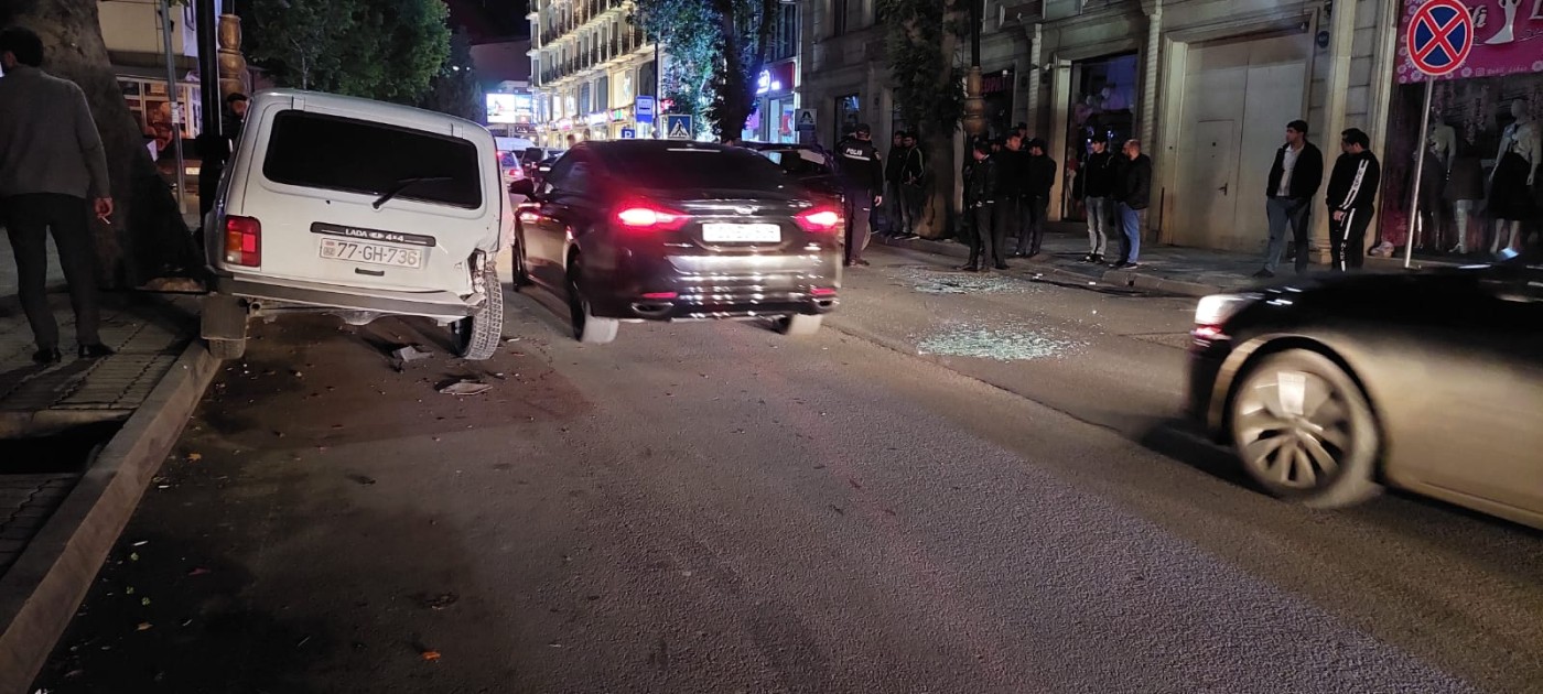 Gəncədə iki minik avtomobili toqquşub, biri aşıb - FOTO