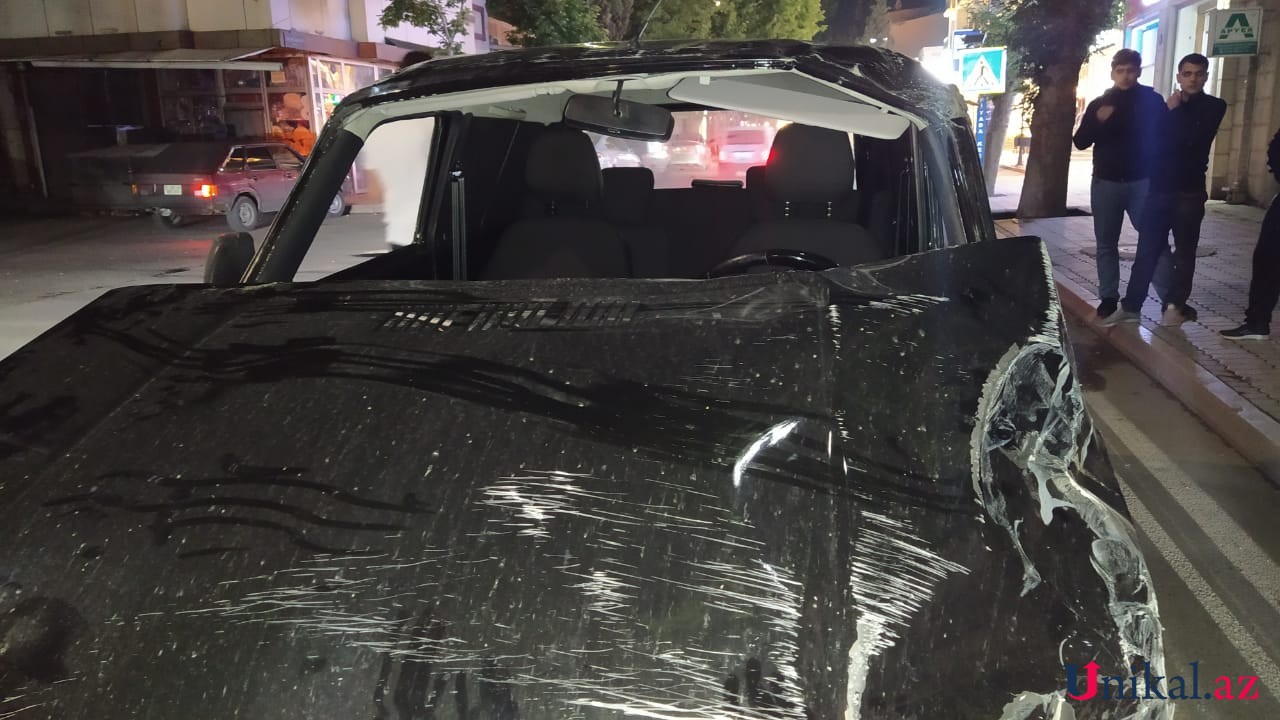 Gəncədə iki minik avtomobili toqquşub, biri aşıb - FOTO