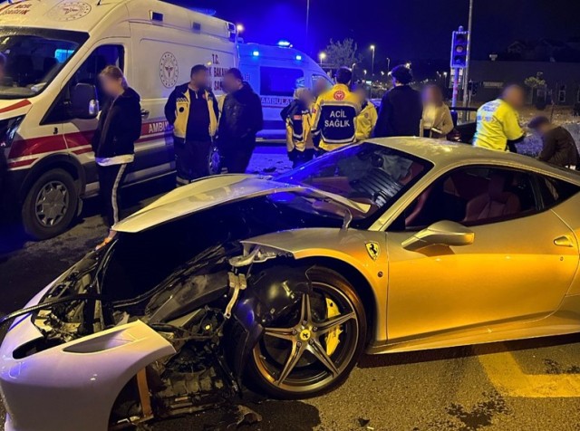 14 milyonluq  "Ferrari" ilə qəzaya düşdü - FOTO
