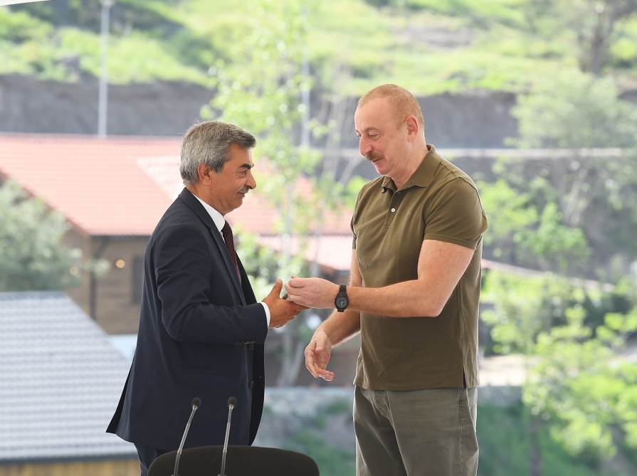 Prezident Laçına qayıdan əhali ilə GÖRÜŞDÜ - FOTO