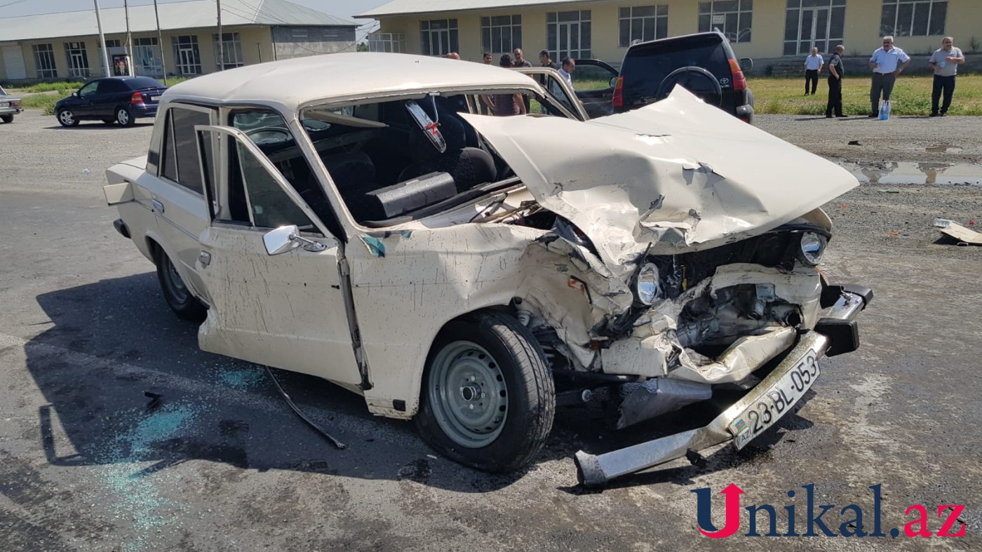 "Toyota Prado" "VAZ 2106" ilə toqquşdu - Yaralılar var (FOTO)