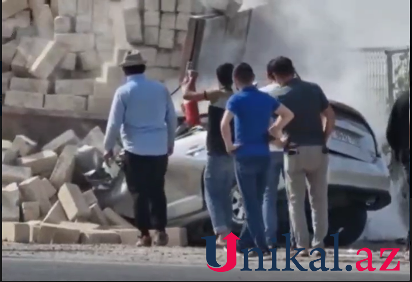"Toyota Prius" sürücüsünün başı bədənindən ayrıldı - Bakıda dəhşətli qəza (FOTO)