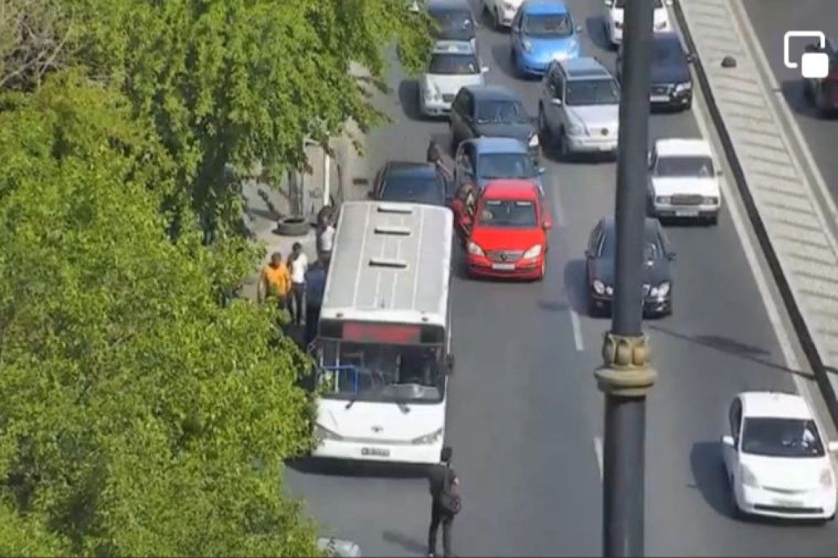 Sürücünün ürəyi tutdu - Maşını avtobusa çırpdı (FOTO)