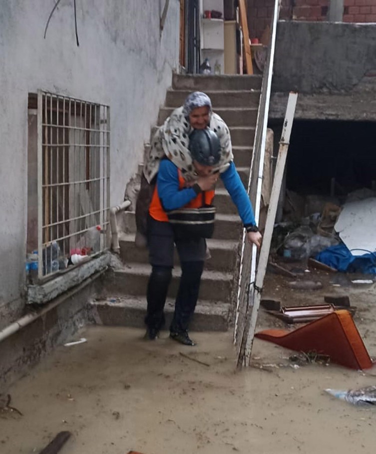 Türkiyədə sel nəticəsində yol çöküb, evlər su altında qalıb - FOTO