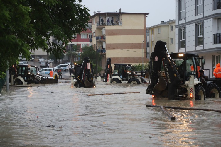 Türkiyədə sel nəticəsində yol çöküb, evlər su altında qalıb - FOTO
