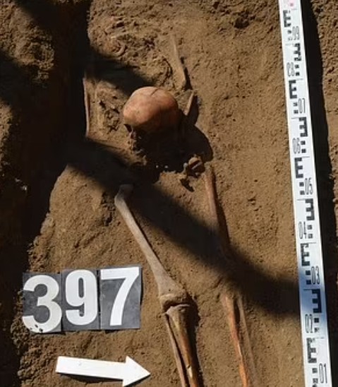 Polşada 450 nəfərin kütləvi məzarlığı aşkarlandı - FOTOLAR