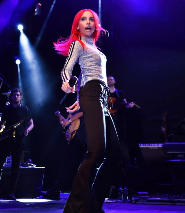 Gülşən yenə səhnə geyimi ilə gündəm oldu - FOTO