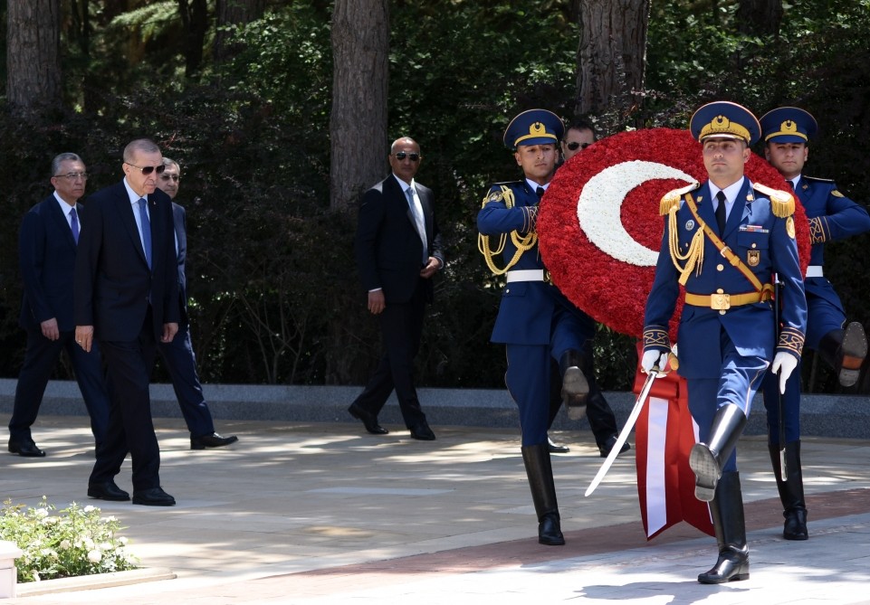 Ərdoğan Ulu Öndər Heydər Əliyevin məzarını ziyarət etdi - FOTOLAR