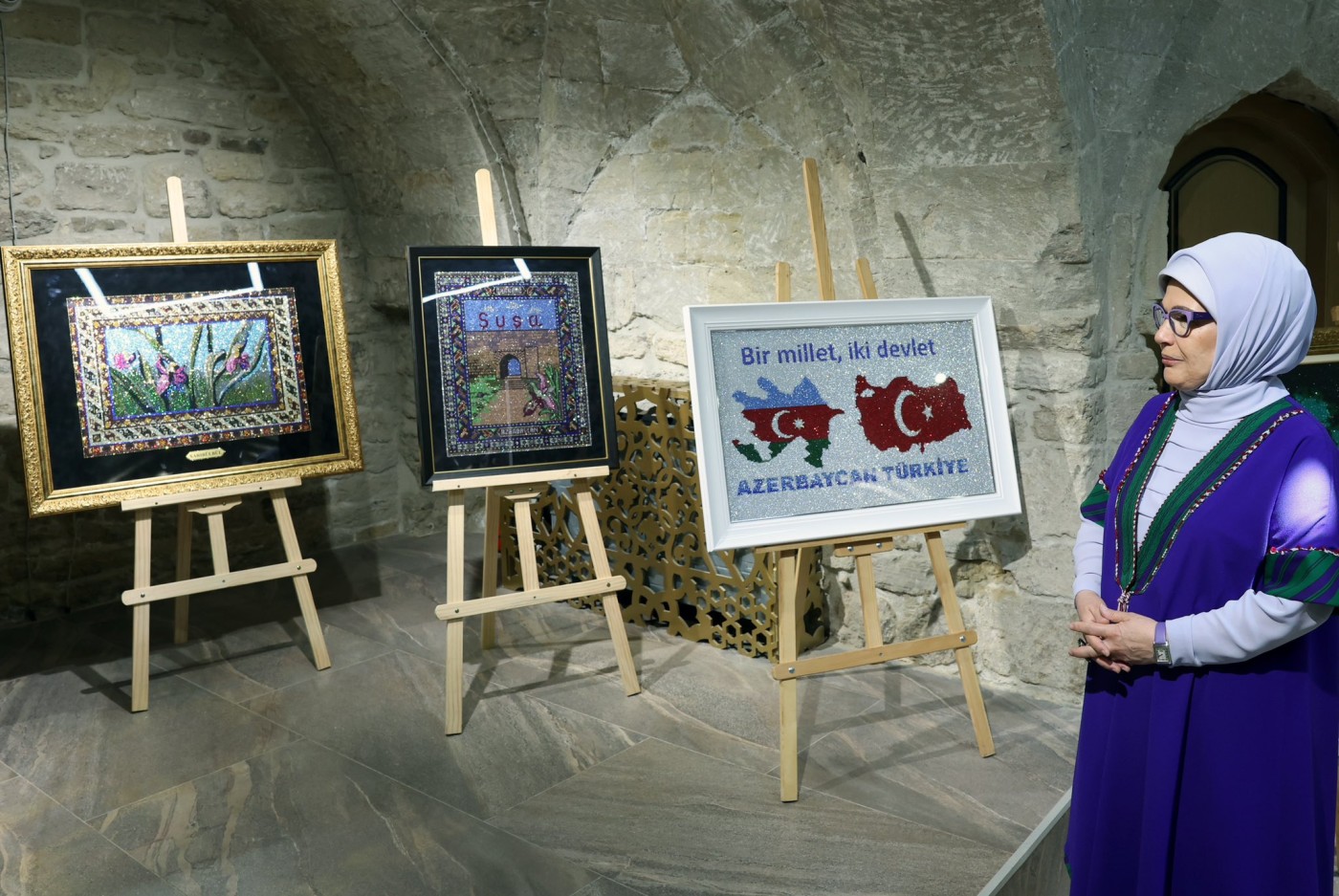 Birinci xanımlar İçərişəhərdə - FOTO (YENİLƏNİB)