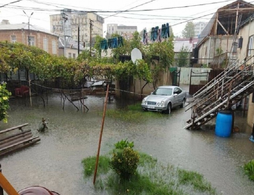 Təbii fəlakət Gürcüstanda həyatı iflic etdi