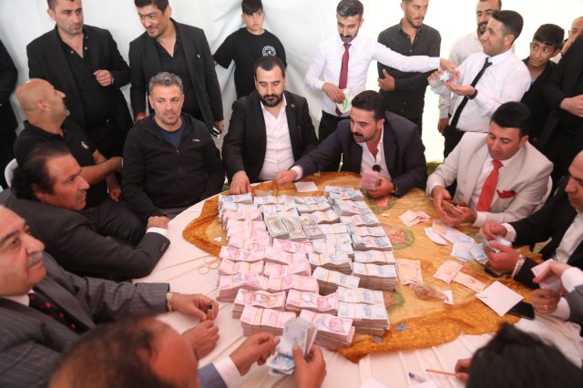 Bəy toyunda 5 saata 6 milyon topladı -  FOTOLAR