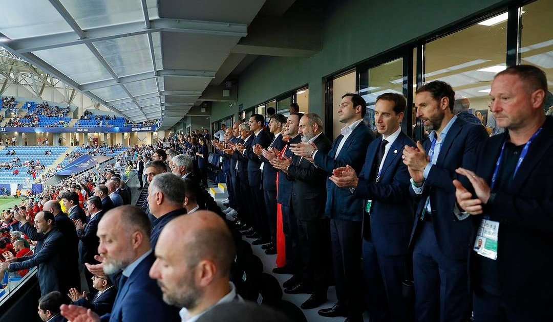 Paşinyan gürcü həmkarı ilə İngiltərə-İspaniya oyununda - FOTO