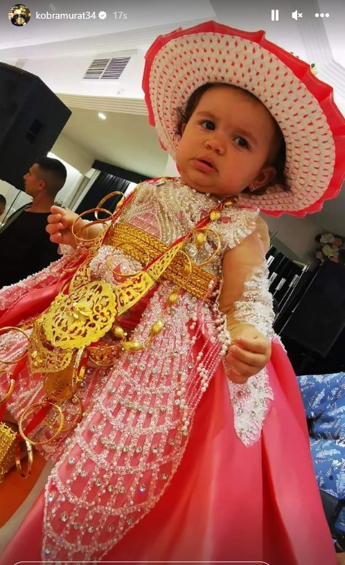 Nəvəsini ad günündə qızıla qərq elədi - FOTOLAR