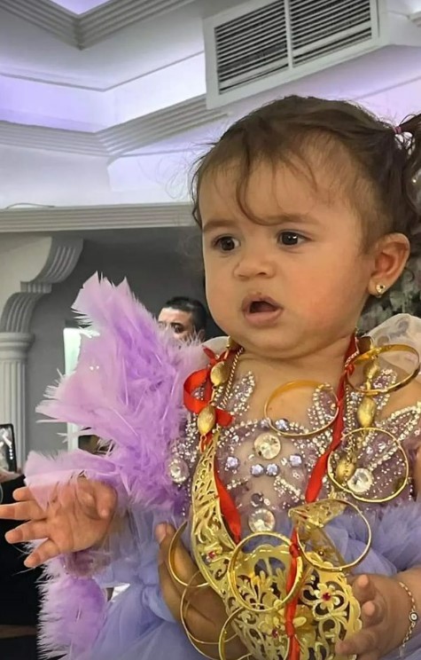 Nəvəsini ad günündə qızıla qərq elədi - FOTOLAR