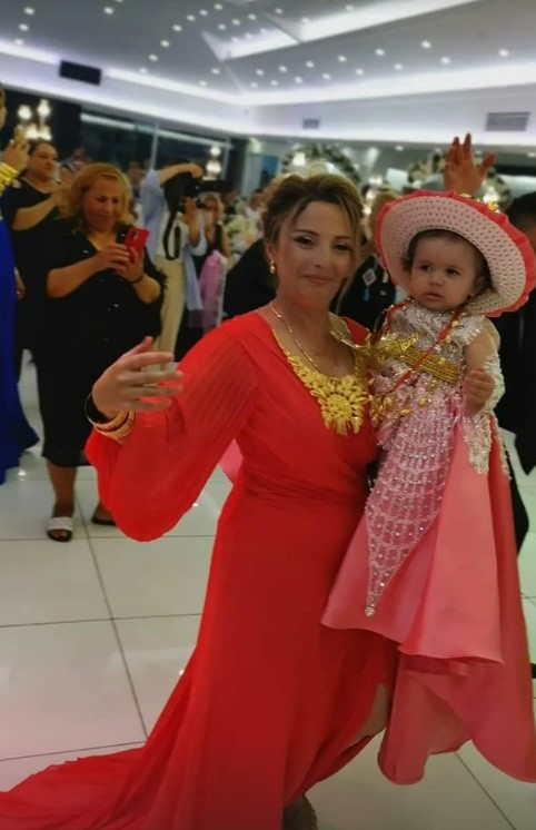 Nəvəsini ad günündə qızıla qərq elədi - FOTOLAR