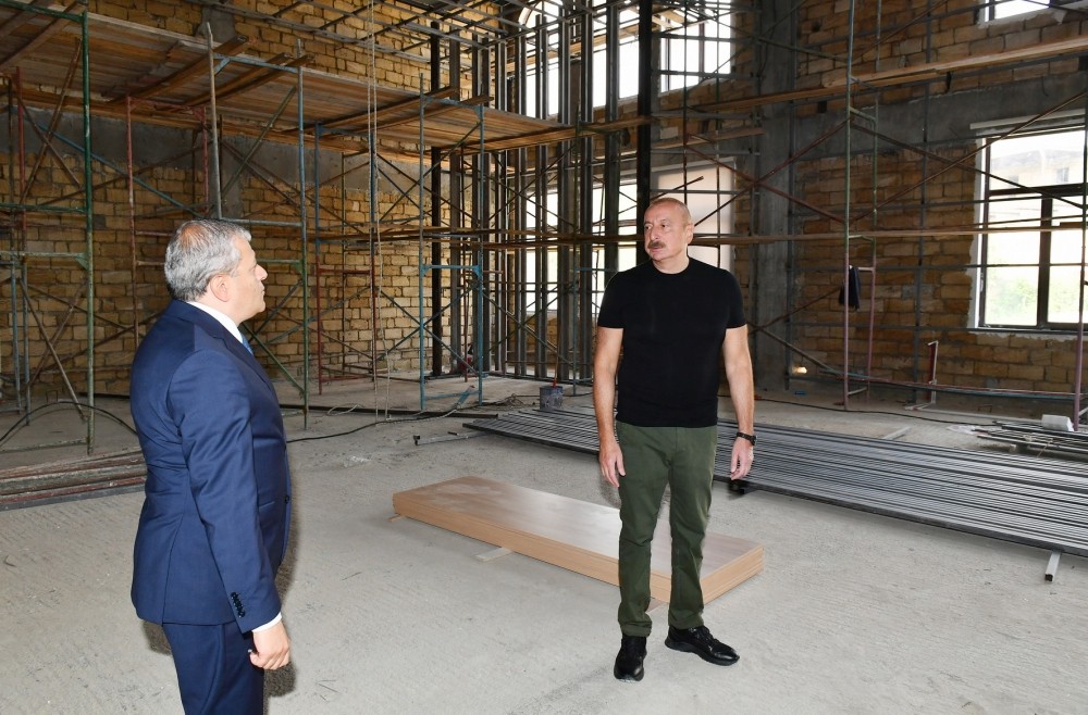 Prezident Şuşada məktəbin tikintisi ilə tanış olub - FOTOLAR