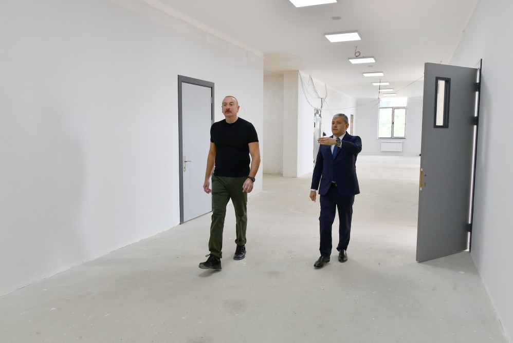 Prezident Şuşada məktəbin tikintisi ilə tanış olub - FOTOLAR