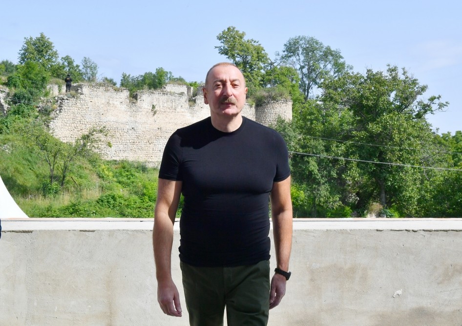 Prezident Şuşada məktəbin tikintisi ilə tanış olub - FOTOLAR