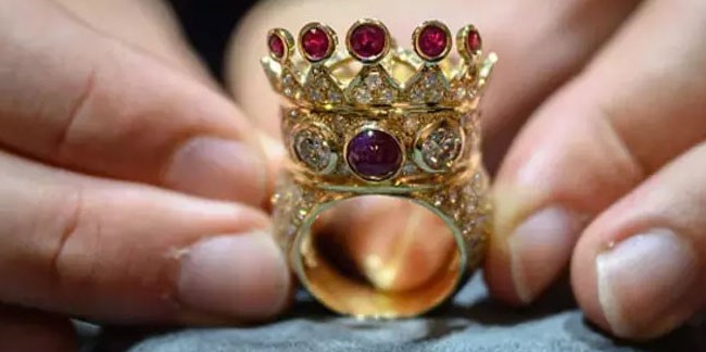 Tupak Şakurun üzüyü rekord məbləğə satıldı