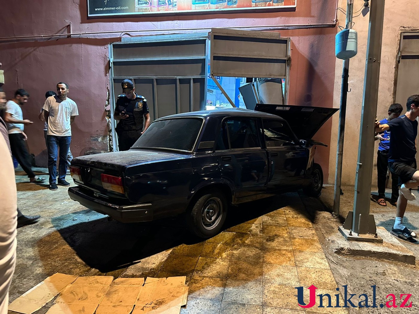 "VAZ 2107" yağdəyişmə sexinə çırpıldı, xəsarət alan var - VİDEO