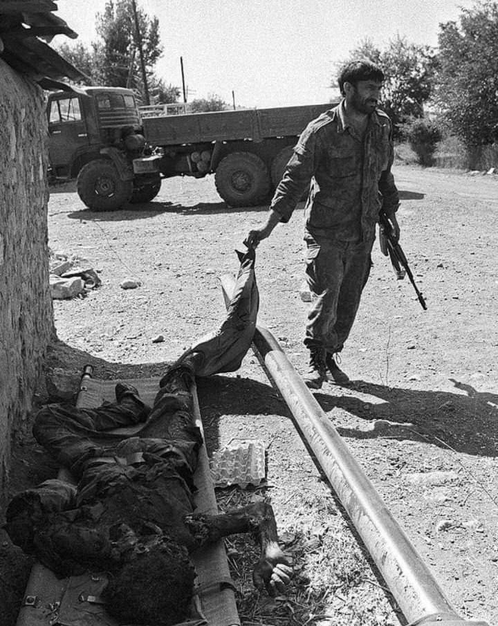 Xaçaturyanın Meşəli soyqırımını törədərkən çəkilmiş Fotosu