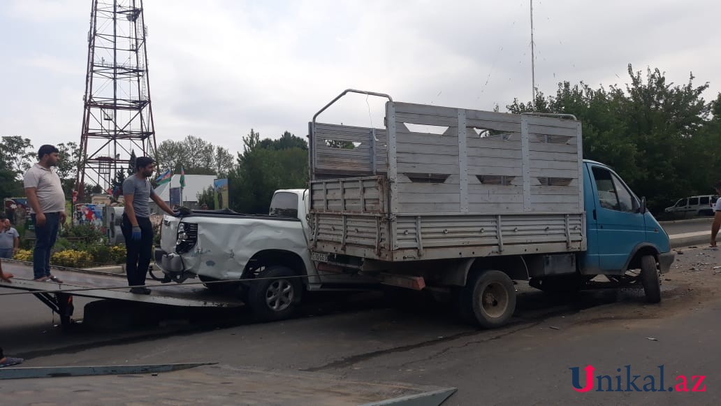 "Mitsubishi" yük maşını ilə toqquşub, yaralılar var (FOTOLAR)