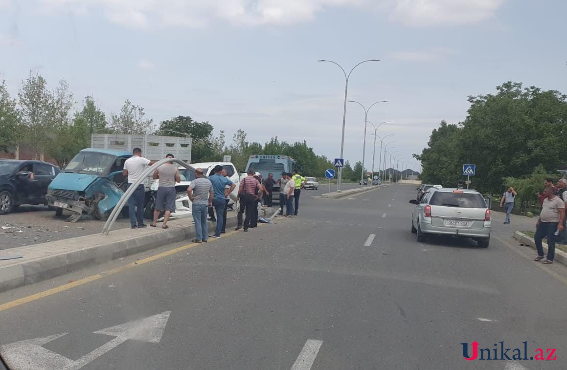 "Mitsubishi" yük maşını ilə toqquşub, yaralılar var (FOTOLAR)