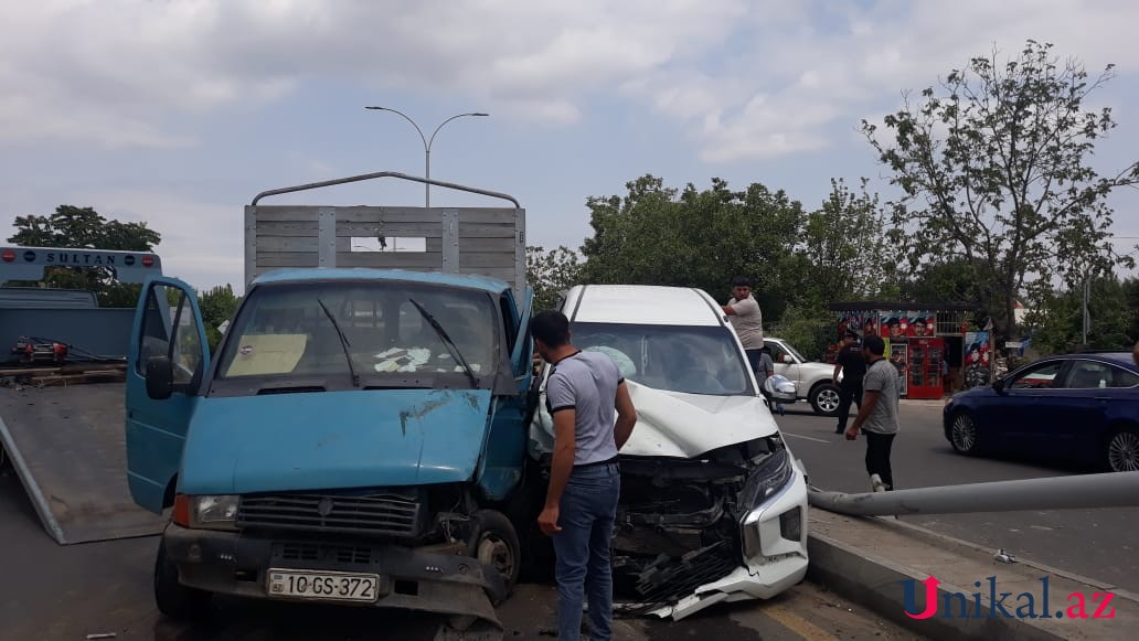 "Mitsubishi" yük maşını ilə toqquşub, yaralılar var (FOTOLAR)