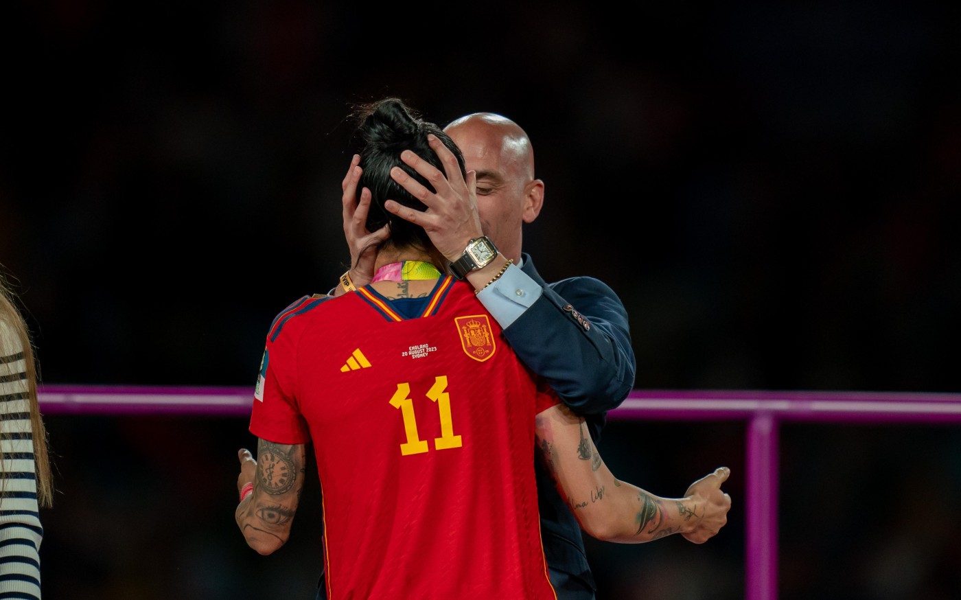 FİFA qadın futbolçunu öpən federasiya prezidentini cəzalandırdı