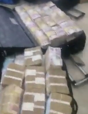 Devrilmiş prezidentin evindən çamadanlarla dolu pul çıxdı - VİDEO