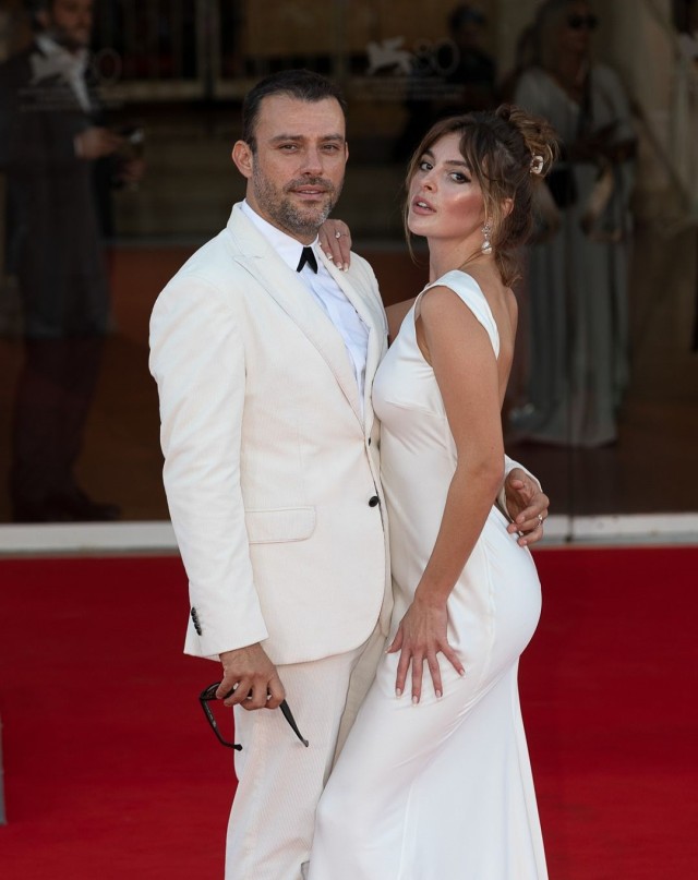 Dekoltesi ilə yenidən gündəm yaratdı - FOTOLAR