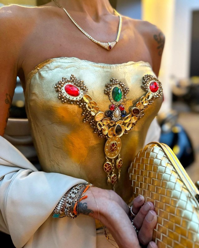 Ziyafətə 3 milyonluq libasla qatıldı - FOTOLAR