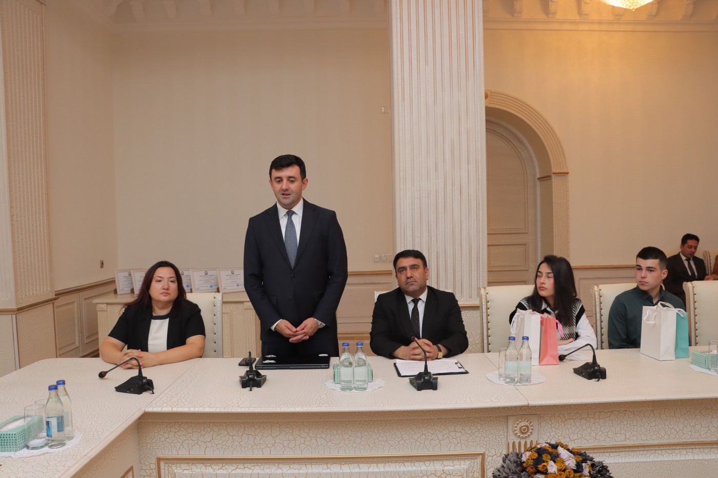 Niyazi Bayramov yüksək bal toplamış məzunlarla görüşdü - FOTOLAR