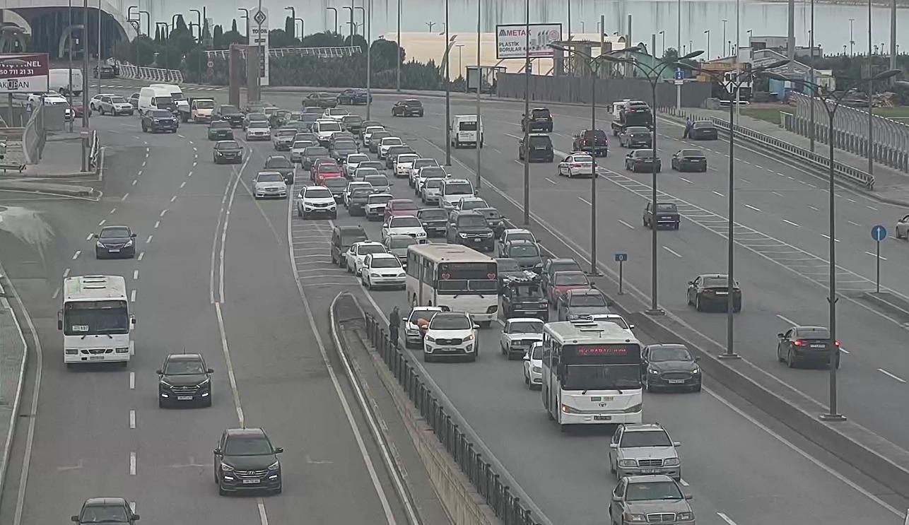 Yol qəzaları tıxac yaratdı 