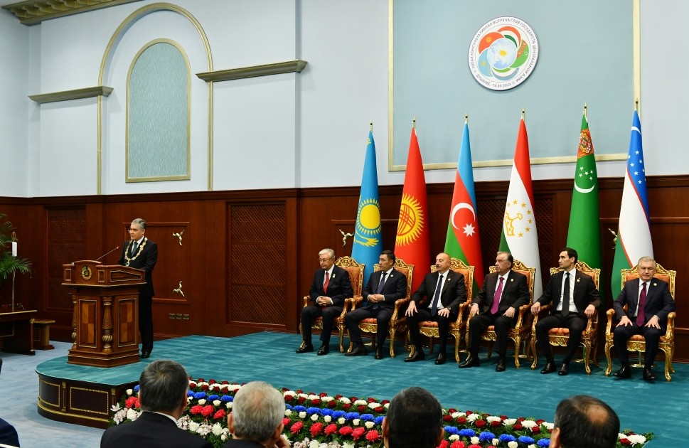 İlham Əliyev Berdiməhəmmədovun təltifolunma mərasimində iştirak edib 