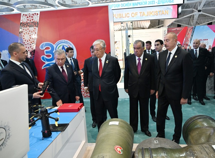 Prezident Düşənbədə sərgi ilə tanış oldu - YENİLƏNİB (FOTOLAR)